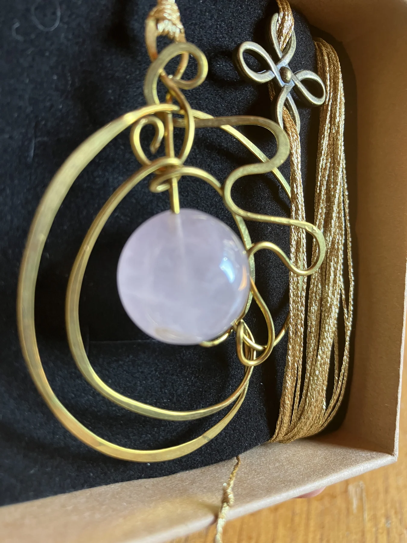 Ciondolo artigianale in ottone con quarzo rosa