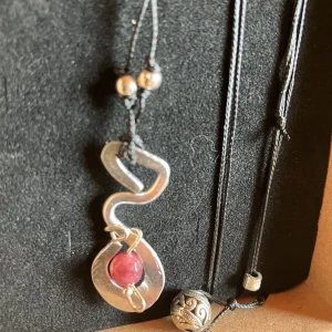 Ciondolo in alluminio con tormalina, cordino in tessuto e pendenti in argento tibetano