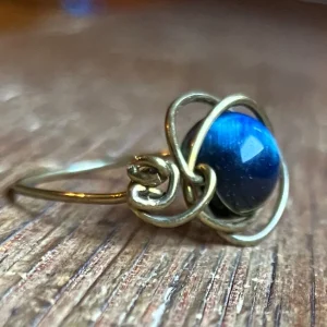 Anello in ottone con occhio di falco