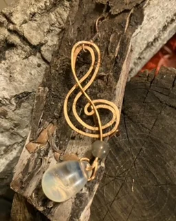 Orecchino in rame con chiave di violino e pietra naturale