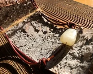 Girocollo in cuoio con pietra naturale