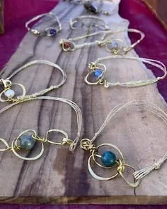 Bracciale in tessuto e ottone con pietre naturali