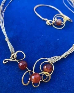 Parure ottone e filo tessile con agata corniola
