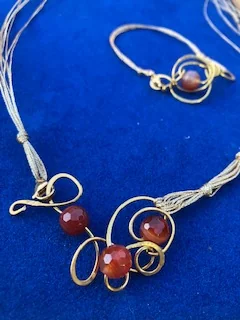 Parure ottone e filo tessile con agata corniola