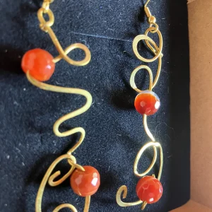 Orecchini in ottone con agata corniola, monachelle placcate oro