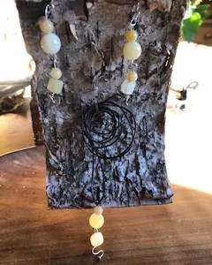 Orecchini e ciondolo in rame bagnato nell'argento con pietre naturali