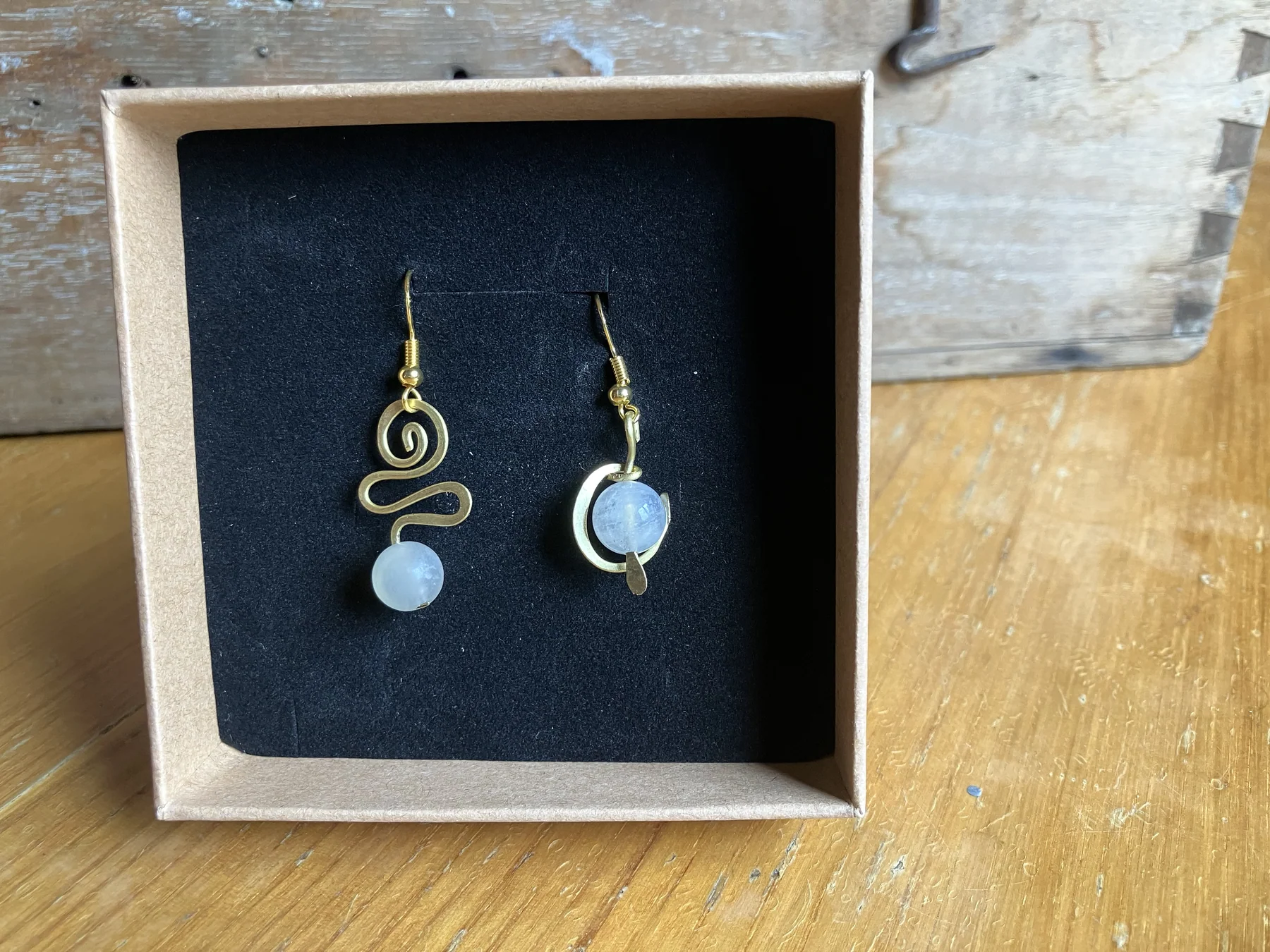 Orecchini artigianali in ottone con selenite