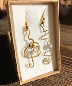 Orecchini in ottone (monachelle bagnate nell'oro) con labradorite