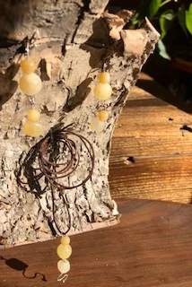 Orecchini e ciondolo in rame bagnato nell'argento con pietre naturali