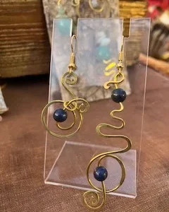 Orecchini in ottone (monachelle bagnate nell'oro) con lapislazzuli