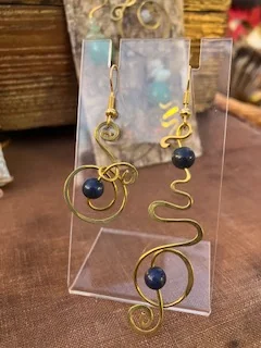 Orecchini in ottone (monachelle bagnate nell'oro) con lapislazzuli