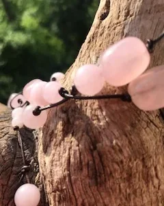 Collana in cuoio o in tessuto con quarzo rosa