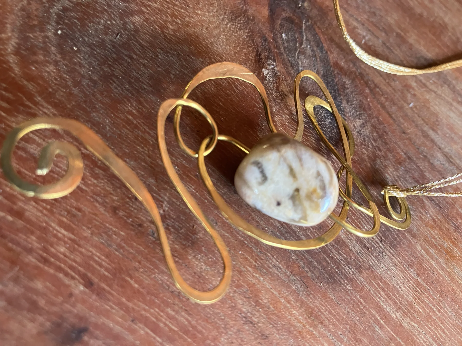 Medaglione in ottone con feldspato, cordino in tessuto