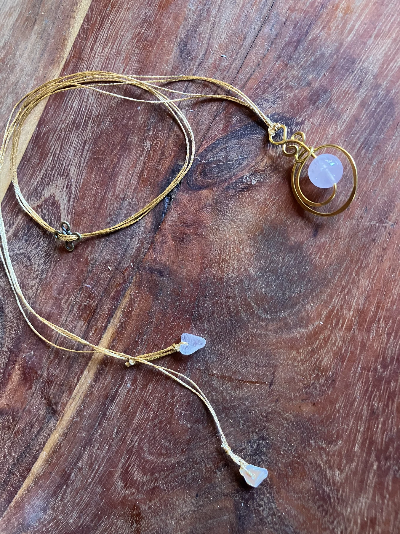 Medaglione in ottone con selenite, cordino in tessuto