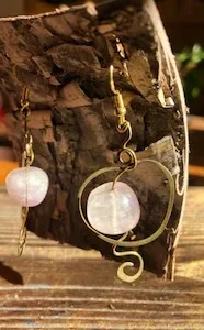 Orecchini in ottone (monachelle bagnate nell'oro) con fluorite
