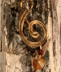Orecchino in rame con chiave di violino e pietra naturale