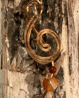Orecchino in rame con chiave di violino e pietra naturale