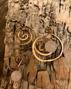 Orecchini in rame con quarzo rosa