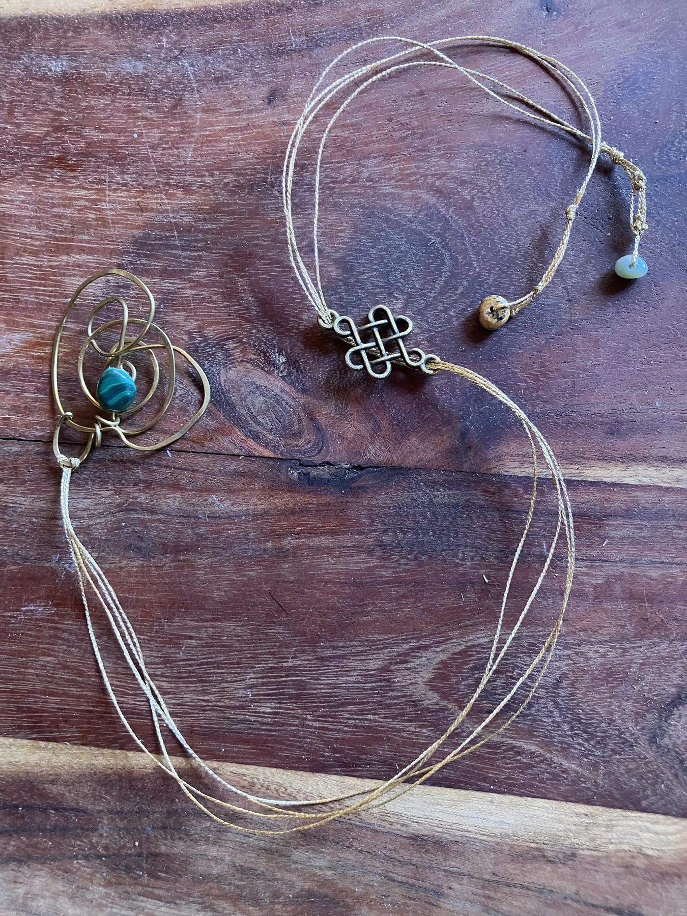 Medaglione in ottone con malachite, cordino in tessuto