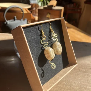 Orecchini asimmetrici in ottone con feldspato