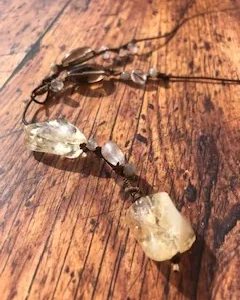 Collana in cuoio o in tessuto con cristallo di rocca, quarzo fumè e quarzo citrino