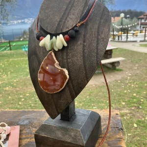 Collana in cuoio con agata corniola, giada e pietra vulcanica