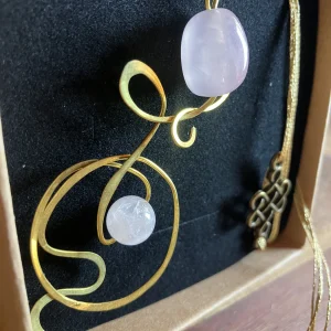Medaglione in ottone con quarzo rosa, cordino in tessuto