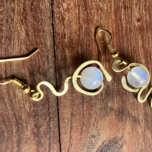 Orecchini artigianali in ottone con selenite