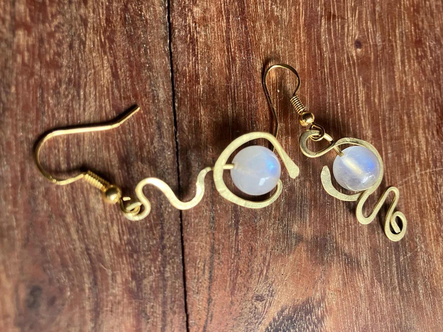 Orecchini artigianali in ottone con selenite