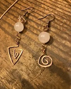 Orecchini in rame con quarzo rosa