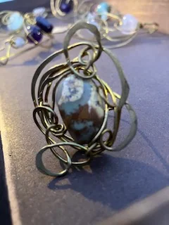 Grande anello in ottone e turchese nativo