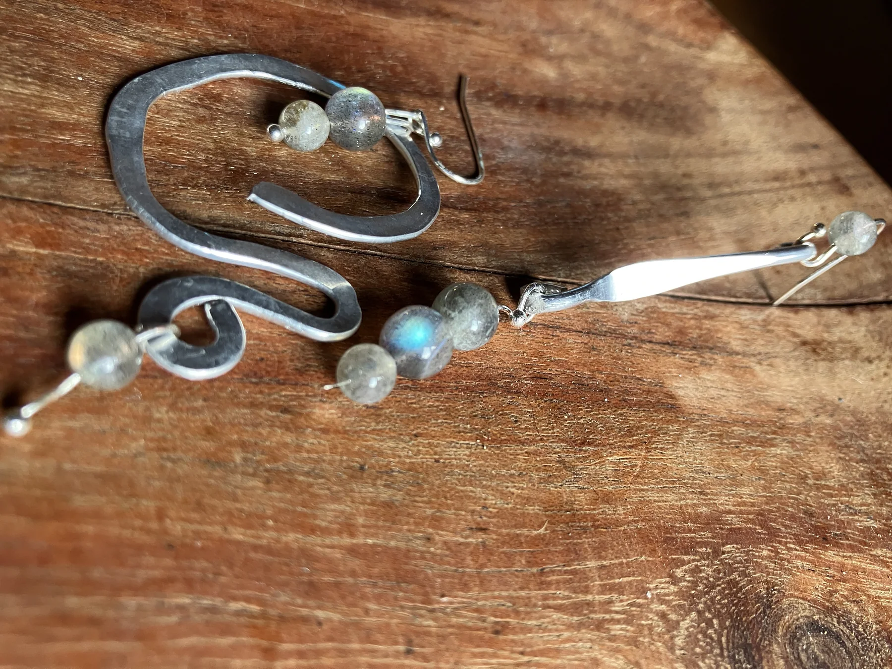 Orecchini in argento tibetano e alluminio con labradorite