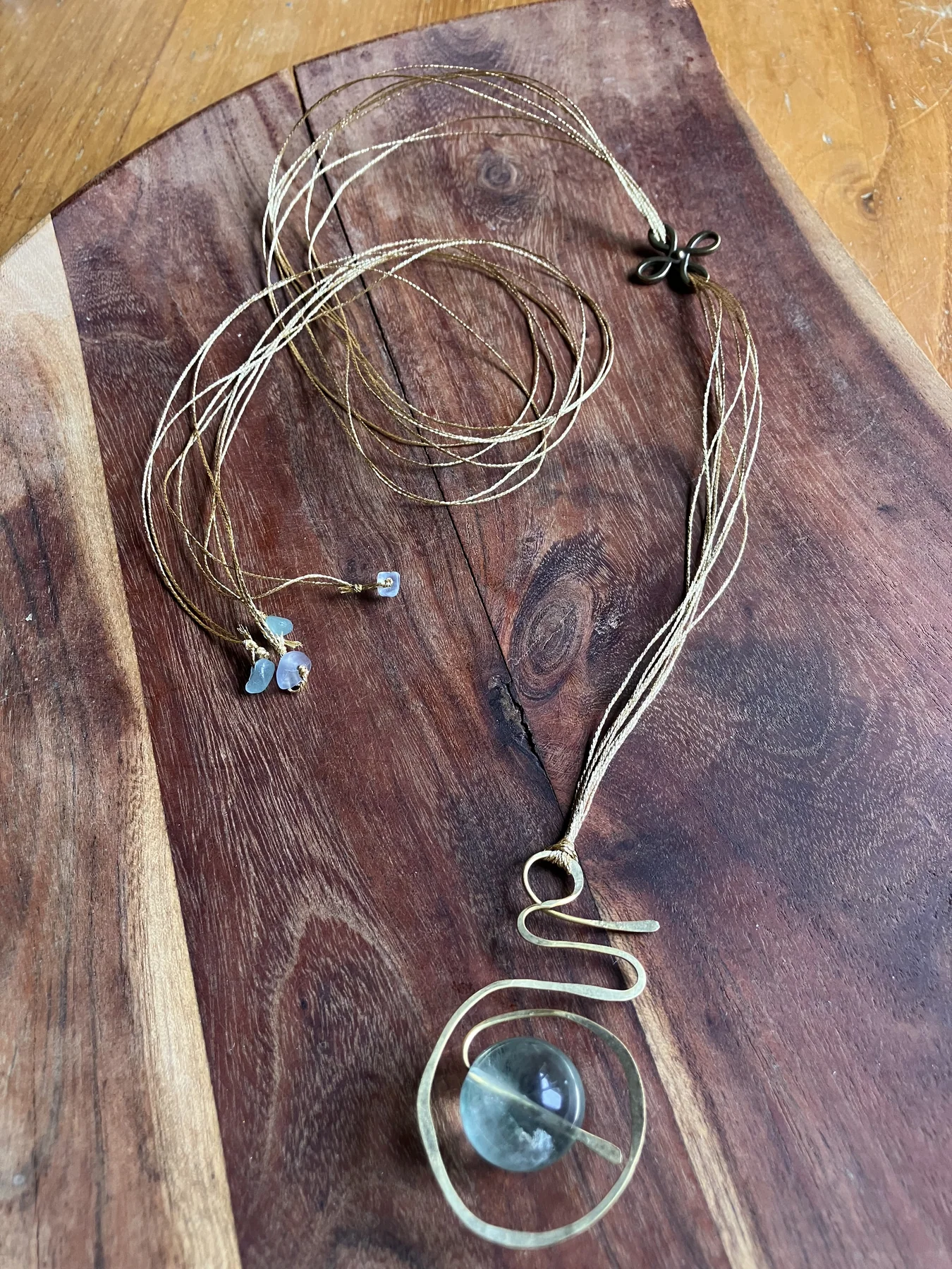 Collana artigianale in filo di ottone con fluorite