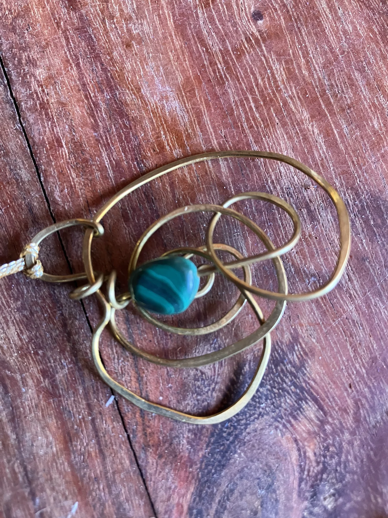 Medaglione in ottone con malachite, cordino in tessuto