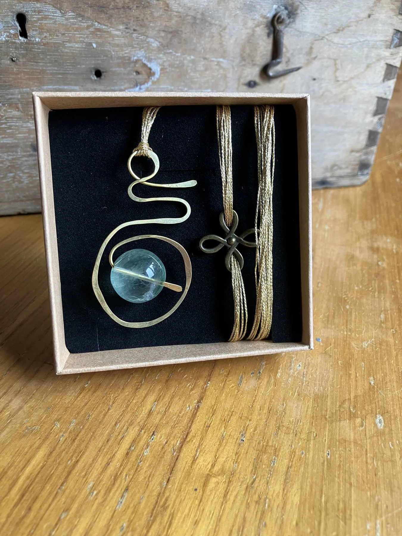 Collana artigianale in filo di ottone con fluorite