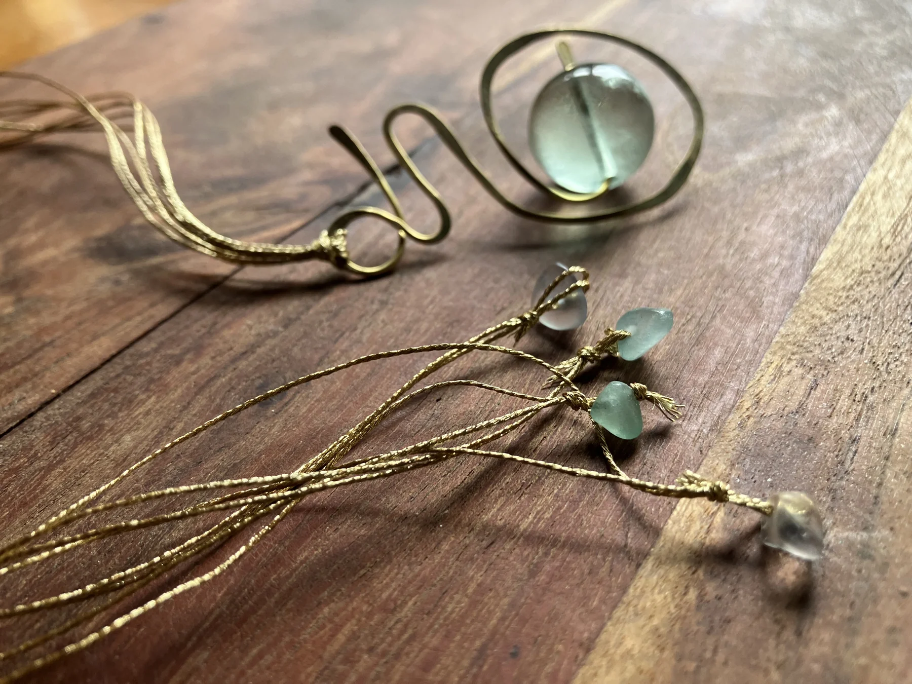 Collana artigianale in filo di ottone con fluorite