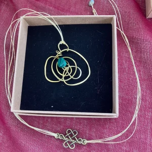 Medaglione in ottone con malachite, cordino in tessuto