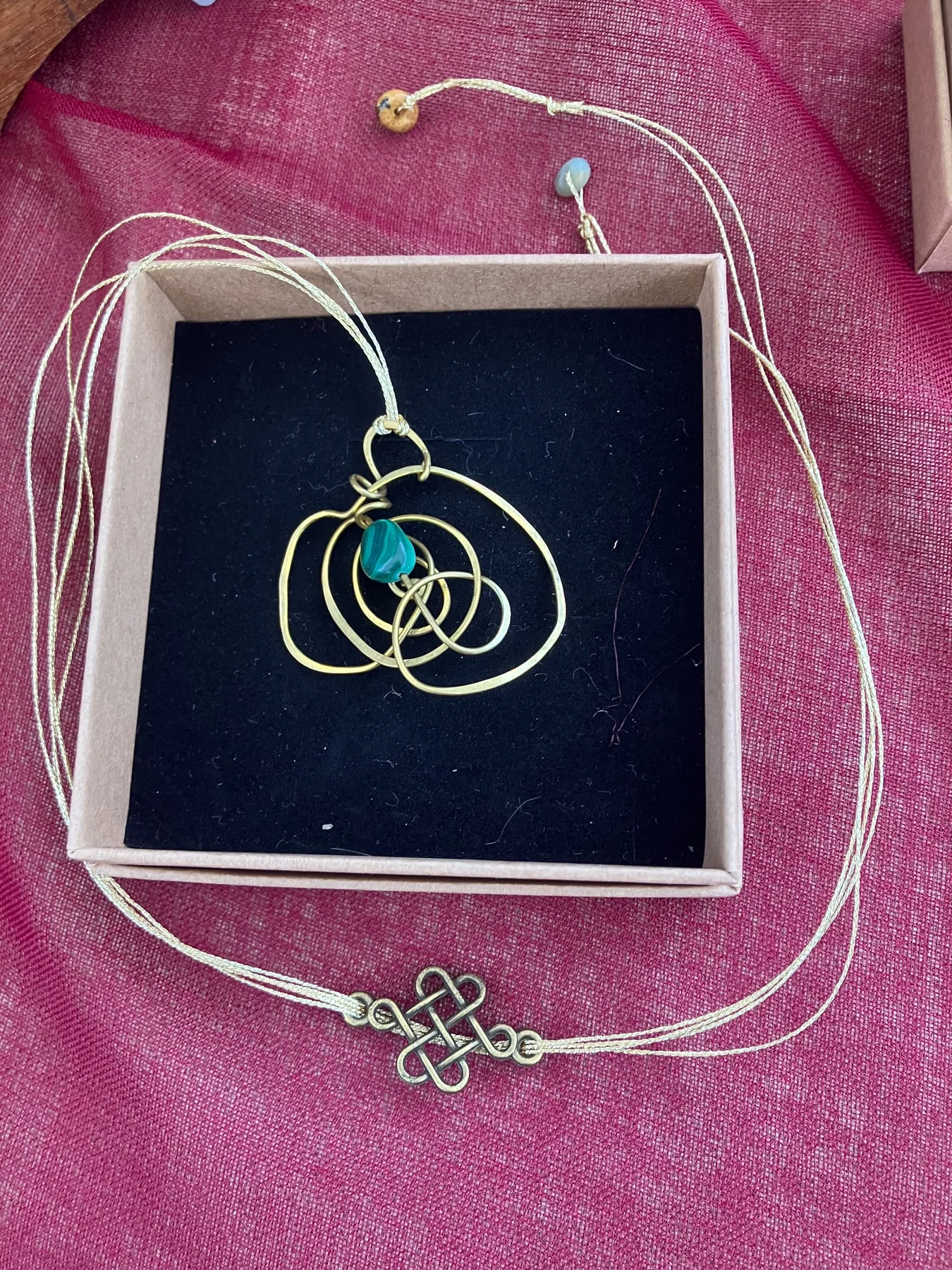 Medaglione in ottone con malachite, cordino in tessuto