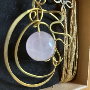 Medaglione in ottone con quarzo rosa, cordino in tessuto