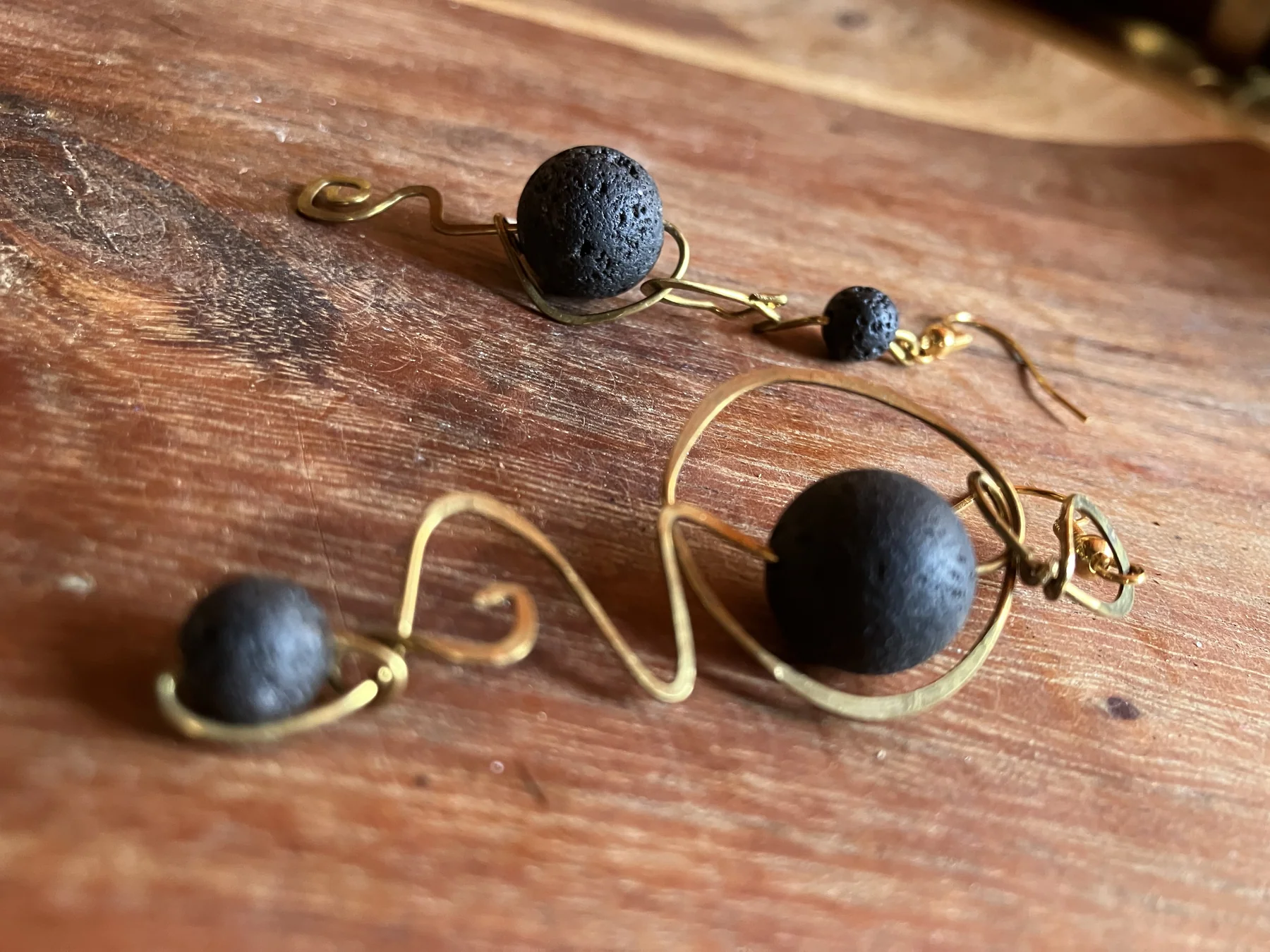Orecchini in ottone con pietra lavica, monachelle placcate oro
