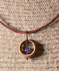 Pendente in legno con pietre naturali