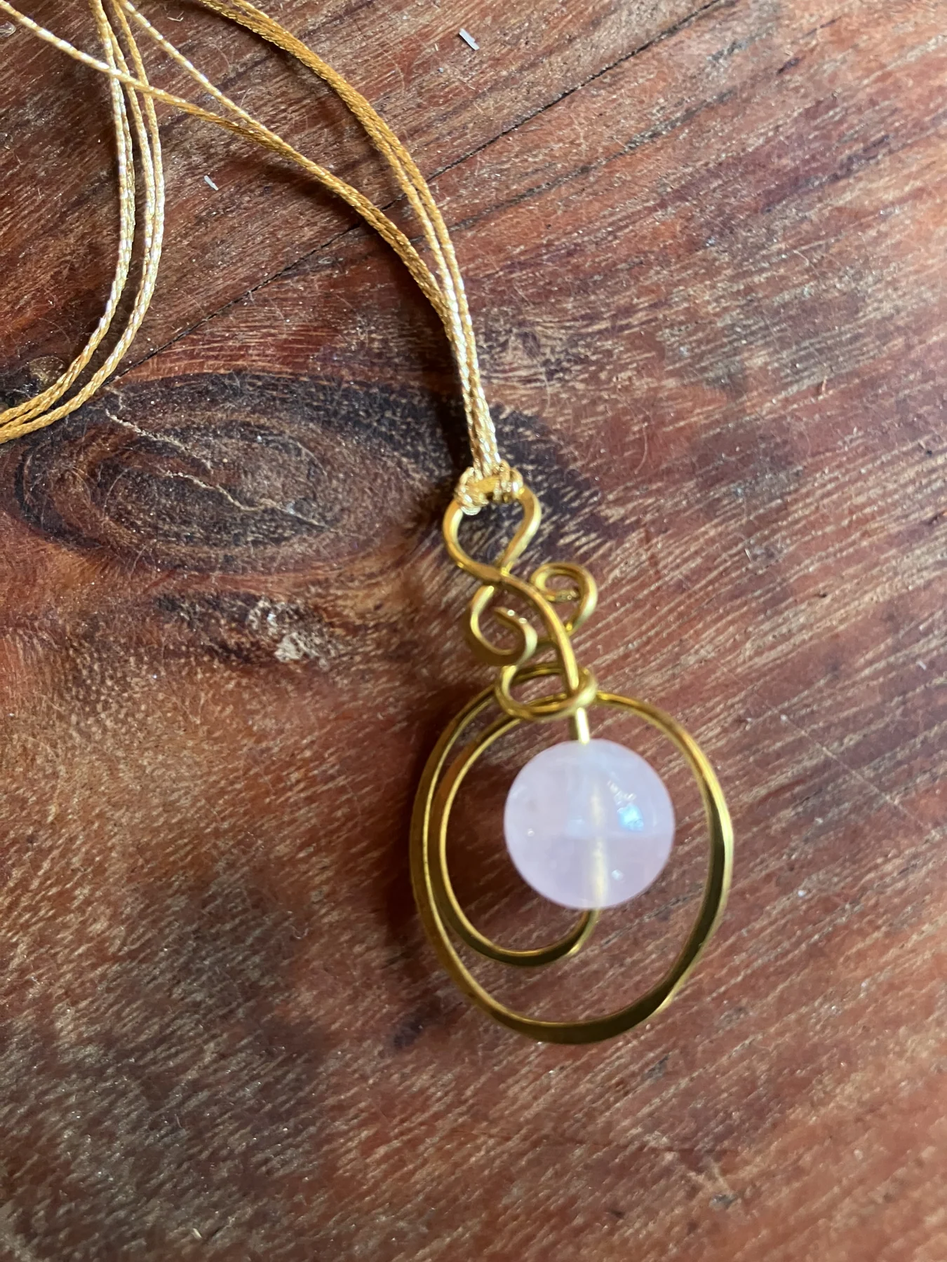 Medaglione in ottone con selenite, cordino in tessuto