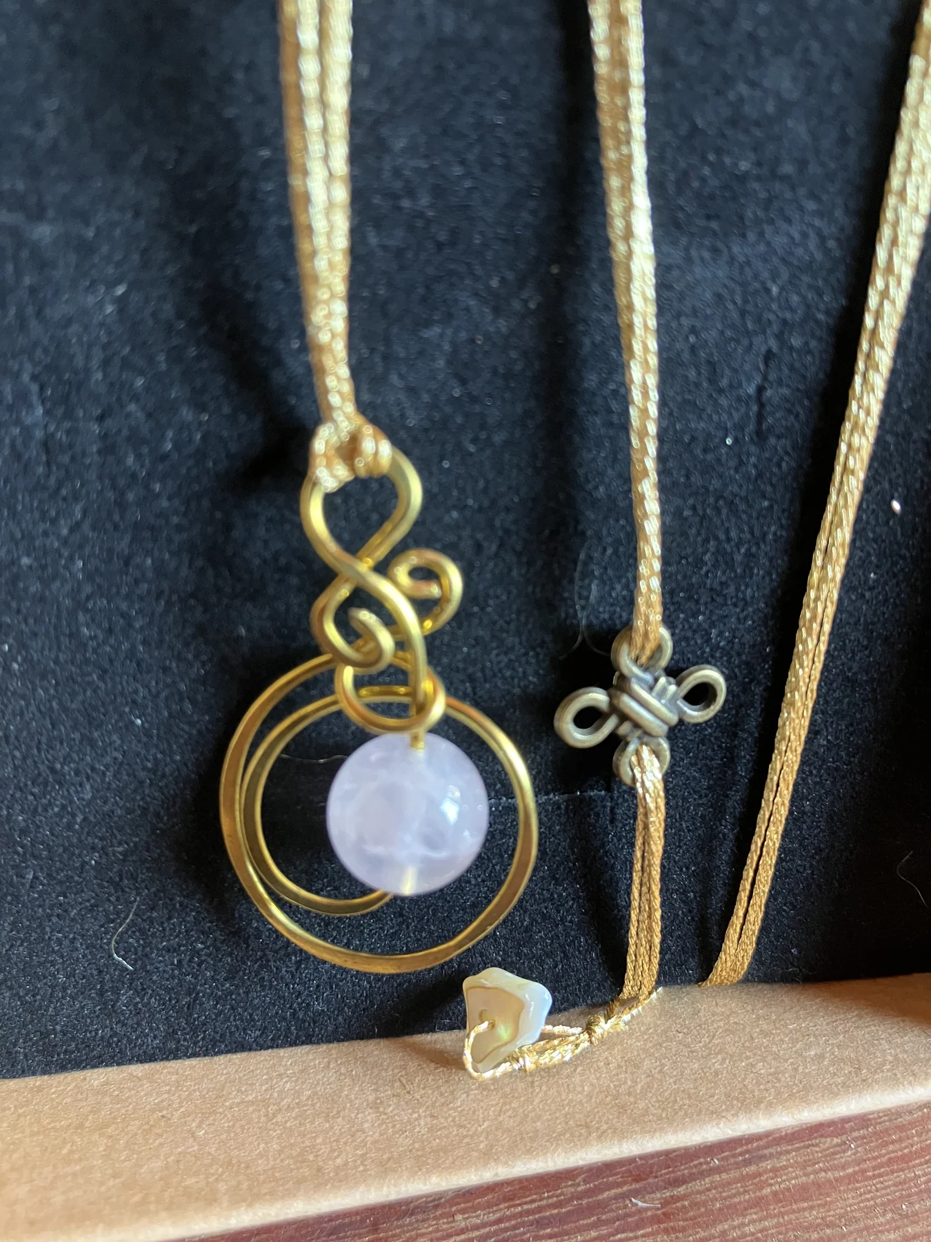 Medaglione in ottone con selenite, cordino in tessuto