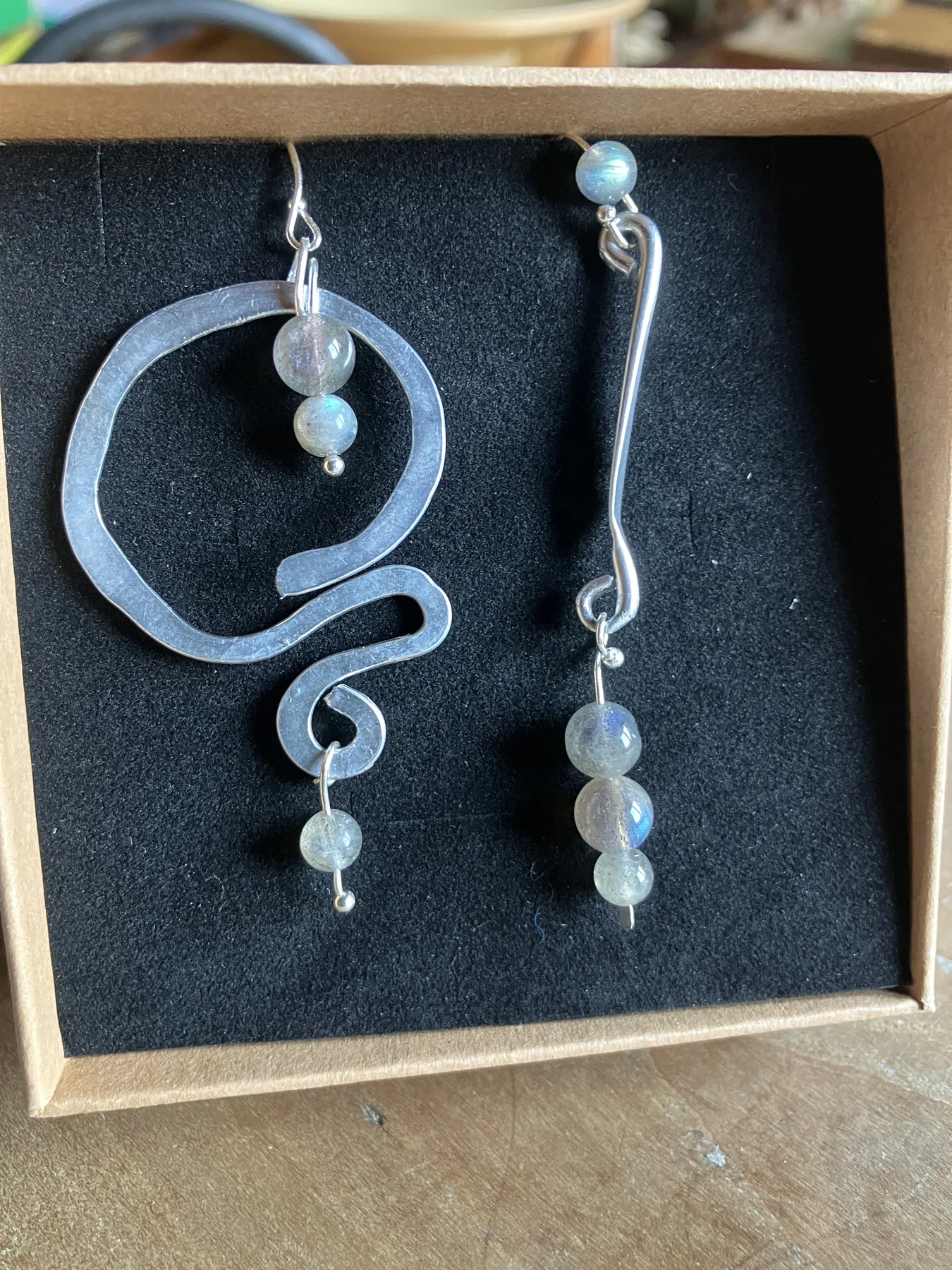 Orecchini in argento tibetano e alluminio con labradorite